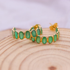 Vente en gros de boucles d'oreilles créoles en or jaune 18 carats avec émeraude ovale naturelle et pierres multiples serties, Memoria Jewels - Product Image 2