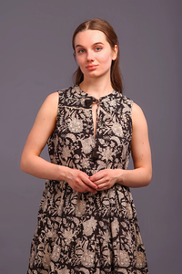 Robe longue maxi en coton pour femmes, imprimé floral, col mandarin, sans manches, imprimé à la main, pour les fêtes, la plage - Product Image 4