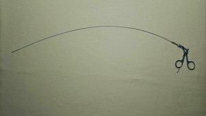 คีมจับแบบโค้งงอชนิด Alligator สำหรับการผ่าผ่านกล้องขนาด 5FR x60 ซม. ใช้สำหรับการส่องกล้องทางเดินปัสสาวะ การส่องกล้องถังน้ำทิ้ง และการส่องกล้องมดลูก แบบปากคีบสองด้าน ได้รับมาตรฐาน CE ISO - Product Image 3