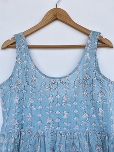 Robe longue d'été décontractée pour femme, bleu clair, sans manches, imprimé floral, col rond, à volants, coupe trapèze - Product Image 2