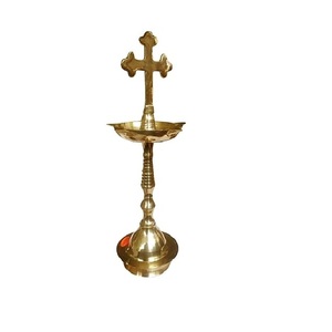 Support de lampe à huile Diya traditionnel en laiton en forme de croix du Kerala pour la décoration intérieure et les cadeaux d'église - Product Image 1