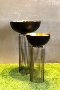 Ensemble de 2 supports à fleurs modernes en métal, finition noire et or, design circulaire, pour plantes d'intérieur, par Unicorn Handicraft - Product Image 1