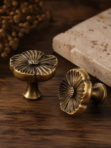 Pomo de Gabinete de Latón Antiguo con Diseño Floral, Tirador de Cajón Vintage con Flor, Manija de Mueble de Latón Sólido, Herraje Retro para Armario de Cocina - Product Image 3