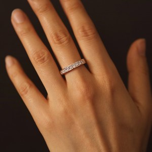 Anillo de media eternidad con moissanita de corte princesa de 2 mm, plata 925 con baño de oro rosa, ideal para bodas y fiestas, unisex, para ella. - Product Image 6