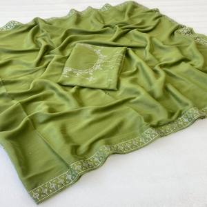 Sari VASTRA COTTAGE Premium en Georgette Verde Oliva con Exquisito Trabajo de Pedrería Zharkan y Blusa de Diseñador Bordada - Product Image 3
