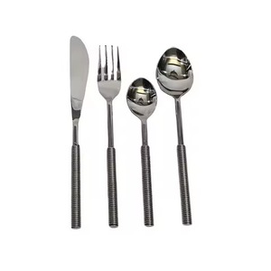 Ensemble de couverts en métal élégant, finition miroir, cuillère, fourchette, couteau pour une présentation de luxe dans la salle à manger - Product Image 1