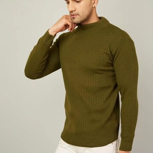 Pull léger à col montant conçu avec des fils doux et un confort flexible pour les journées fraîches - Product Image 2