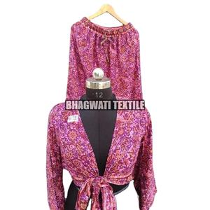 Venta al por mayor y fabricación hecha a mano para mujer Deep V Tie Up Bell manga camisa Casual seda Wrap Tie Top blusa verano desgaste Crop Top - Product Image 1