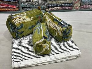 Ensemble de 3 trousses de toilette en velours matelassé imprimé, pochettes cosmétiques indiennes - Product Image 5