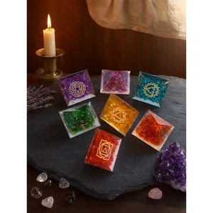 Ensemble de pyramides en orgone gravées, collection sculptée des sept chakras - Product Image 3
