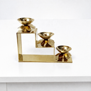 Soporte de Lujo de Latón para Diya de 3 Niveles, Porta Lámparas de Aceite, Candelabro de Latón Hecho a Mano, Soporte Decorativo para Quemadores para Decoración del Hogar - Product Image 1