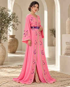 Caftan marocain rose poudré avec manches longues respirantes et ceinture géométrique pour les occasions de fête - Product Image 4