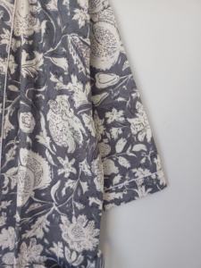Kimono bohème à imprimé floral fait main, 100 % coton, longue robe de nuit, fabricant en gros, poches avant, Dori - Product Image 6