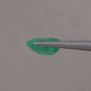 Esmeralda Suelta al por Mayor (Natural) de 2.68 Quilates, Corte Radiante 10x8.5mm, Certificada IGI, Color Verde Premium con Cambio de Color por Encerado/Enrasurado, Joyería - Product Image 2