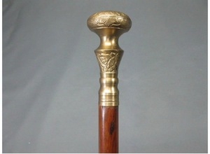 Bâtons de marche rustiques modernes en bois naturel écologique avec poignée en laiton poli, idéaux pour les cadeaux - Product Image 3