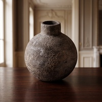 Vase en céramique artisanal Home Basket Bali, design sphérique texturé rustique, aspect pierre antique, style moderne et minimaliste pour table