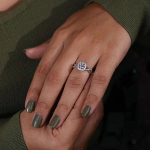 Bague de fiançailles Halo en diamant de laboratoire serti de pavé torsadé unique en or blanc, cadeau d'anniversaire de mariage tendance Certificat IGI - Product Image 4