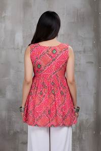 Tunica da Donna in Seta Delta con Stampa Bandhani, Senza Maniche, Lunghezza Regolare, Collo Rotondo, Completamente Cucita, Abbigliamento Etnico Tradizionale, Top Elegante - Product Image 3