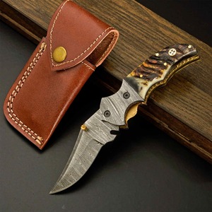 Cuchillo de bolsillo plegable hecho a mano de acero de Damasco con punta de cuchillo, mango de resina y cuerno, para camping y deportes al aire libre - Product Image 1