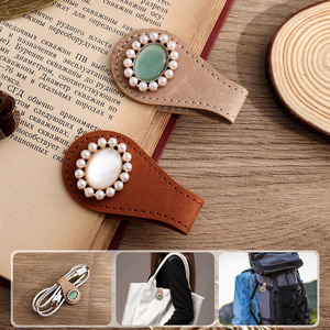 Marcador de página decorativo de hoja de arce en cuero, hecho a mano para una elegante organización de libros, a la venta a bajo precio. - Product Image 3