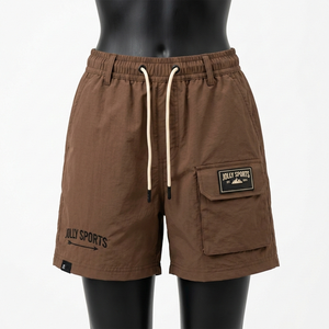 Shorts cortavientos de nailon premium de 140 GSM para mujer, suaves, transpirables, color marrón, con bolsillos tipo cargo, logotipo impreso, parche tejido, shorts personalizados para mujer - Product Image 1