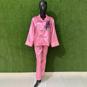 ชุดนอนแขนยาวสไตล์ใหม่สำหรับผู้หญิง สีชมพูขาวล้วน เอวยางยืด ปิดด้านหน้า ระบายอากาศได้ดี ผ้าฝ้าย 100% สำหรับสาวๆ - Product Image 1