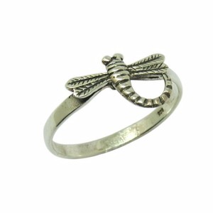 Anillo Bohemio de Plata de Ley Oxidada con Grabado de Mariposa y Engaste de Gema Hecho a Mano de Shri Ashapura Jewels - Product Image 2