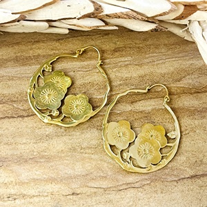 Boucles d'oreilles créoles tendance style bohème en laiton floral plaqué or 18 carats motif fleur de cerisier pour femmes, vente en gros/OEM/ODM - Product Image 3