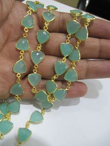 หินแคลเซโดนีสีน้ำทะเลธรรมชาติ รูปทรงสามเหลี่ยมทริลเลียน แบบเจียระไนทรงบริโอเลต พร้อมตัวเชื่อมแบบเบเซลและโซ่ - Product Image 1