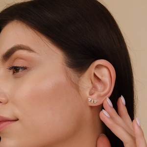 Pendientes de tuerca tipo ear climber de oro de 18K con diseño de racimo curvo y diamantes delicados cultivados en laboratorio - Product Image 6