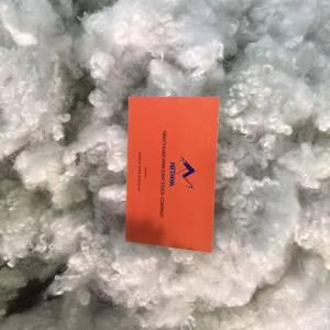 Fibres courtes de polyester recyclé écologiques pour oreillers et couvertures, 100 % flocons de bouteilles PET recyclées, 32 mm - 102 mm, blanc brut - Product Image 1