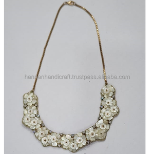 Collier élégant fait main pour femmes avec résine et perles de rocaille, bijou unique pour cadeaux et tenues tendance - Product Image 6