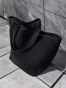 Sac fourre-tout noir tissé EUROHOME INTERNATIONAL, design moderne et minimaliste, léger, durable, pour usage extérieur, forme irrégulière - Product Image 1