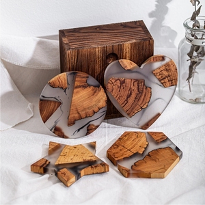 Ensemble de sous-verres en bois et résine époxy de luxe, sous-verres en forme de cœur, ronds, en étoile pour boissons, logo personnalisé, ensemble de tapis pour tasses à thé et à café en bois - Product Image 1