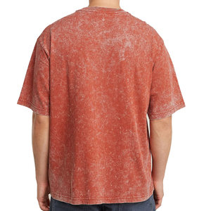 เสื้อยืดโอเวอร์ไซส์สีแดงผ้าฝ้ายฟอกทรงลำลองสำหรับผู้ชาย แขนสั้น คอกลม มีกระเป๋า ดีไซน์เรียบง่าย สไตล์วินเทจ น้ำหนัก 280 กรัม ผ้าไม่เป็นขุย - Product Image 4