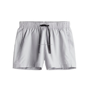 กางเกงขาสั้นตาข่ายสำหรับออกกำลังกายมีขอบสองด้านลึกมีกระเป๋าแบบธรรมดาสำหรับผู้ชายกางเกงขาสั้นผ้าตาข่ายแบบตัดเย็บด้วยการออกแบบและปักตามต้องการ - Product Image 2