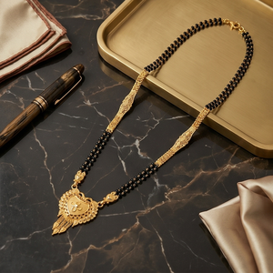 Elegante Mangalsutra de Boda Divyoro, Chapado en Oro, con Cuentas Negras y un Diseño de Colgante Intrincado - Product Image 3