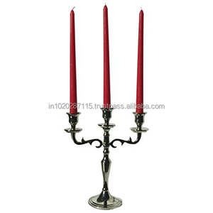 Elegante centro de mesa de candelabros de metal plateado para mesa de comedor con velas perfecto para el ambiente de cena nocturna - Product Image 1
