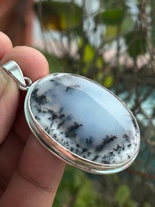 Colgante de ópalo dendrítico hecho a mano, piedra preciosa ovalada, plata de ley 925, joyería minimalista con piedras preciosas para mujer, joyería fina. - Product Image 2