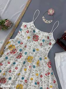 Traje Anarkali de Fiesta para Mujer, en Faux Georgette con Lentejuelas y Patrón de Hojas, sin Mangas, Largo, con Corte Acampanado - Product Image 3