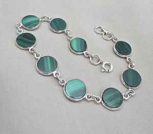 Pulsera de eslabones con cabujón redondo de malaquita verde, joyería hecha a mano con baño de oro - Product Image 1