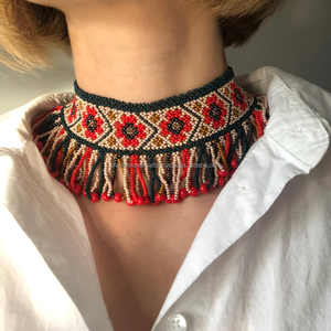 Elegante collar bordado de cuentas de cristal hecho a mano con detalles intrincados, ideal para bodas, fiestas y ocasiones festivas - Product Image 4