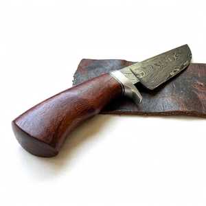 Couteau à lame fixe artisanal personnalisé en acier Damas pour l'extérieur, avec manche en bois de rose et garde en acier - Product Image 1