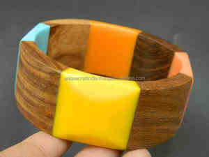 Bracelets en résine de style premium pour femmes faits à la main avec des détails complexes bijoux de mode minimalistes audacieux - Product Image 3