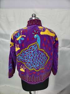 Chaqueta CHOHAN TEXTILE de terciopelo bordado morado con cuello mandarín, manga larga, diseño étnico folclórico de arte popular de la India, estilo Rajasthan. - Product Image 5