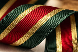 Cinta de Grogrén de 25 mm de Neelkamal Industries, con Rayas Verdes, Rojas y Doradas, Cinta Decorativa Metálica Lurex para Envoltura de Regalos - Product Image 2