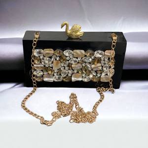 Bolso de mano de resina negra hecho a mano con adornos de piedras preciosas y cierre de cisne dorado, elegante bolso de noche con correa de cadena - Product Image 2
