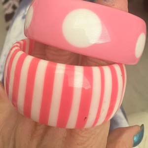 Brazalete de resina grueso con puntos de polka personalizado para mujer, ideal para fiestas o uso diario informal, con diseño de puño redondo y fibra gruesa. - Product Image 1