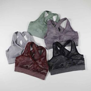 Soutien-gorge de sport camouflage pour femme à bretelles croisées, col rond, maintien moyen, respirant, pour le fitness, avec design en maille - Product Image 1