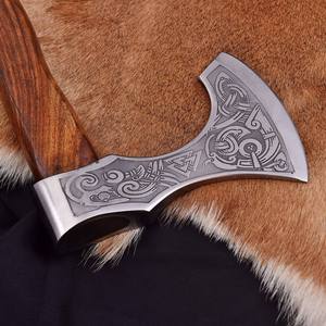 Hache Viking artisanale personnalisée, gravée avec un nœud celtique, en acier à haute teneur en carbone, hache à barbe, manche gainé de cuir tressé - Product Image 2